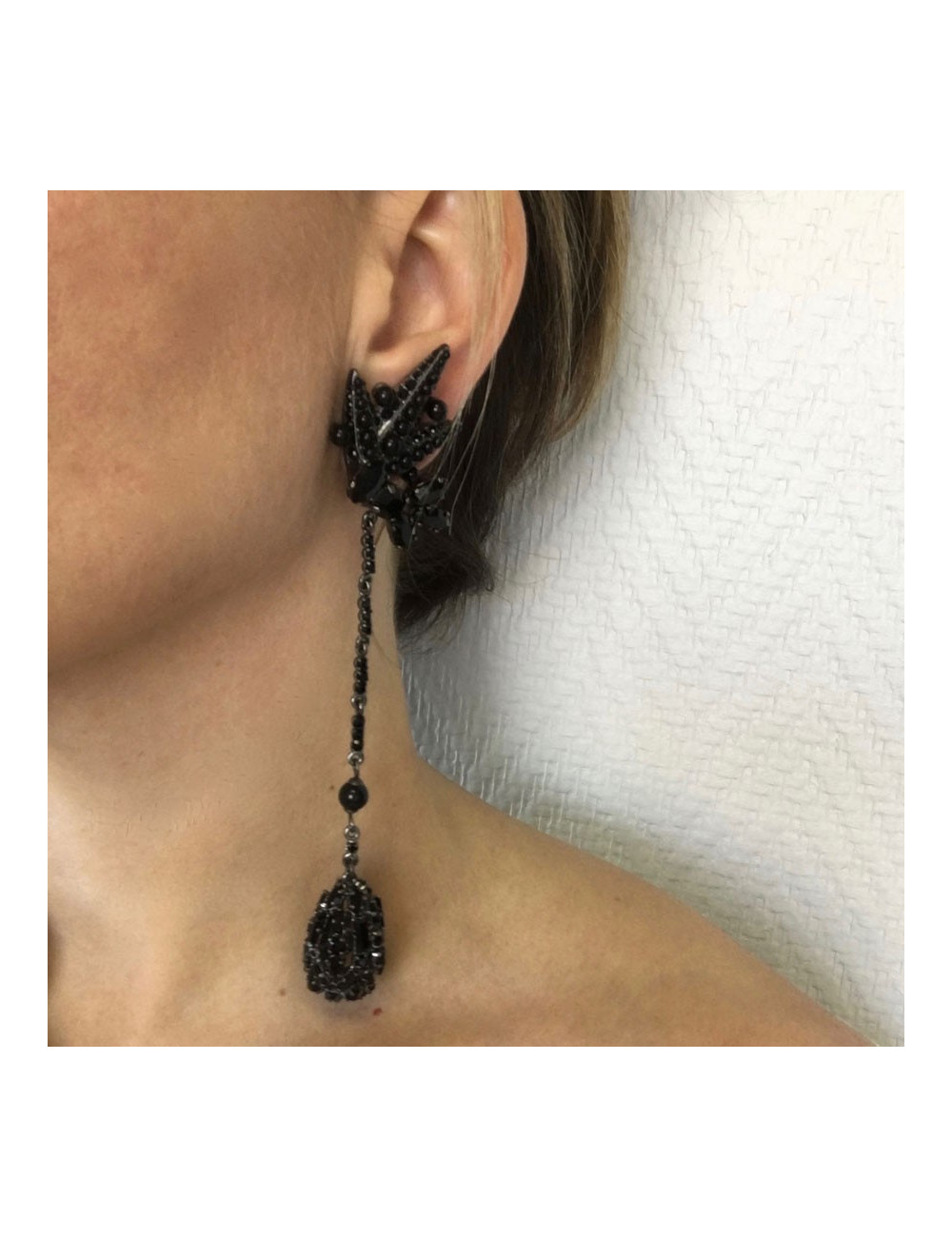 Boucles d'oreille clips pendantes anonyme en strass, perles et brillants noirs