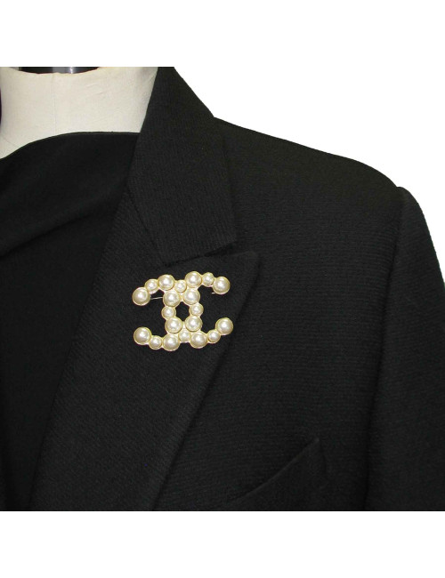 Broche CHANEL CC en métal doré et perles nacrées