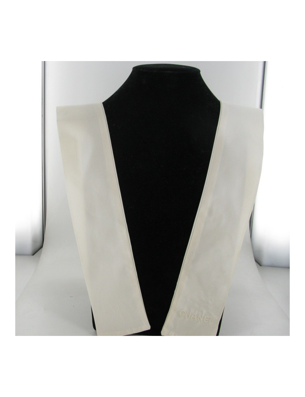 Gavroche CHANEL en soie couleur crème