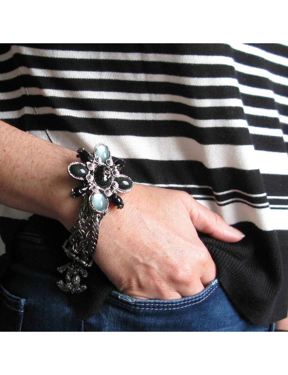 Bracelet CHANEL sur broche croix argent vieilli 