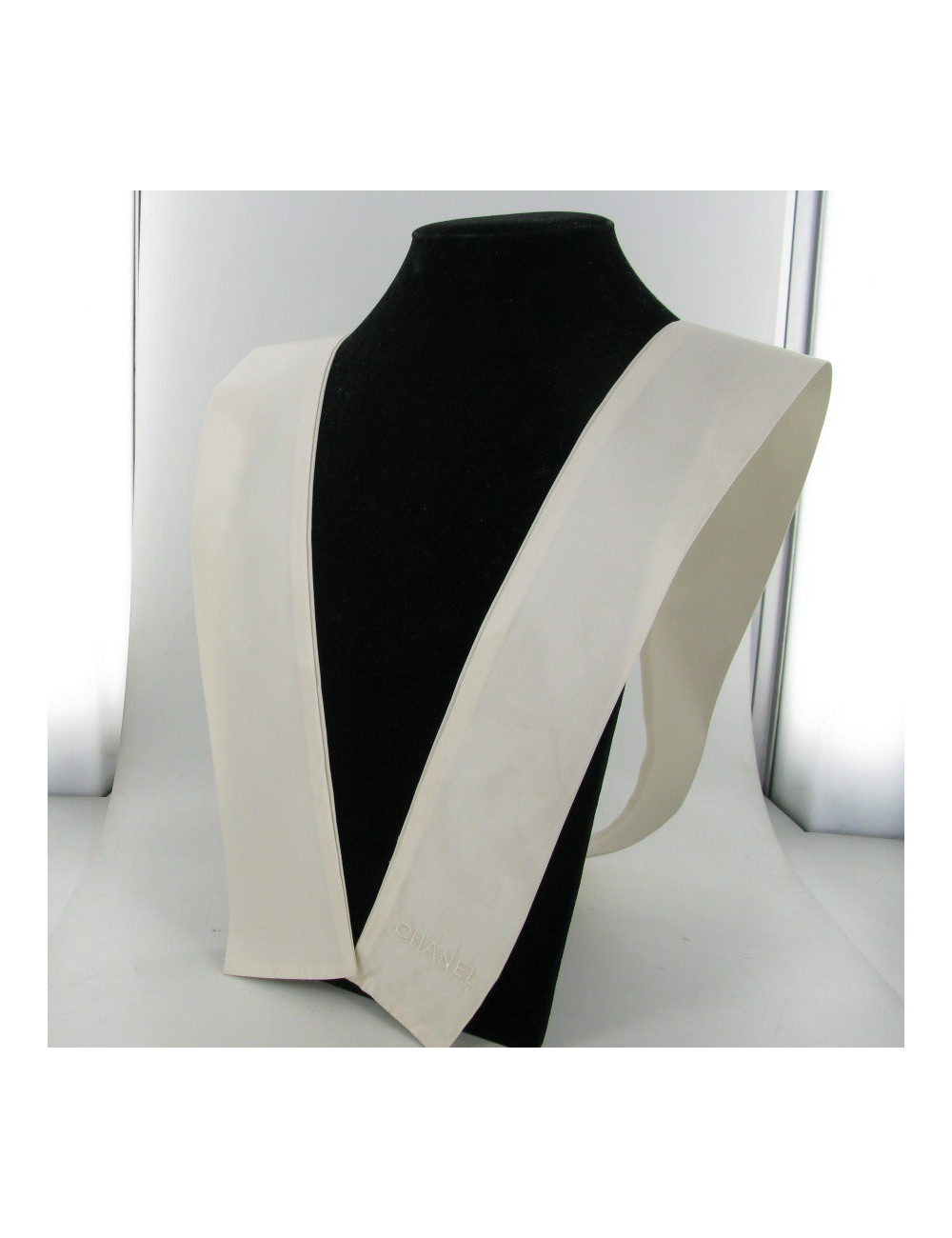 Gavroche CHANEL en soie couleur crème