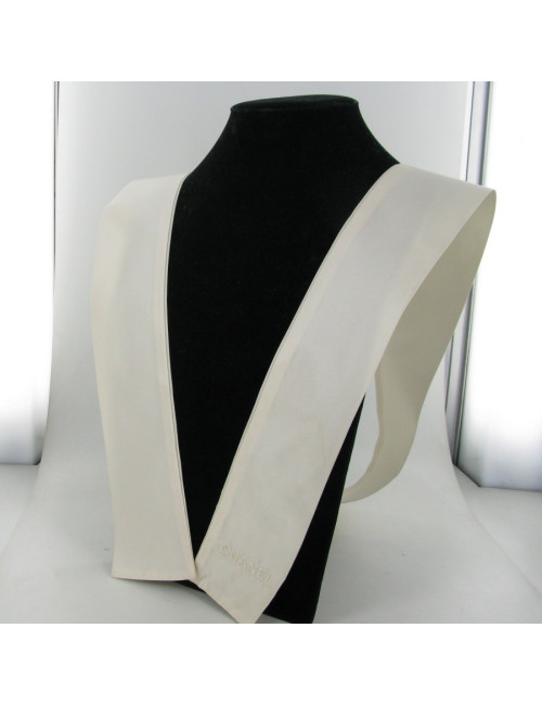 Gavroche CHANEL en soie couleur crème