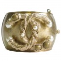 Manchette CHANEL en métal doré , CC, perles et résine or pailletée
