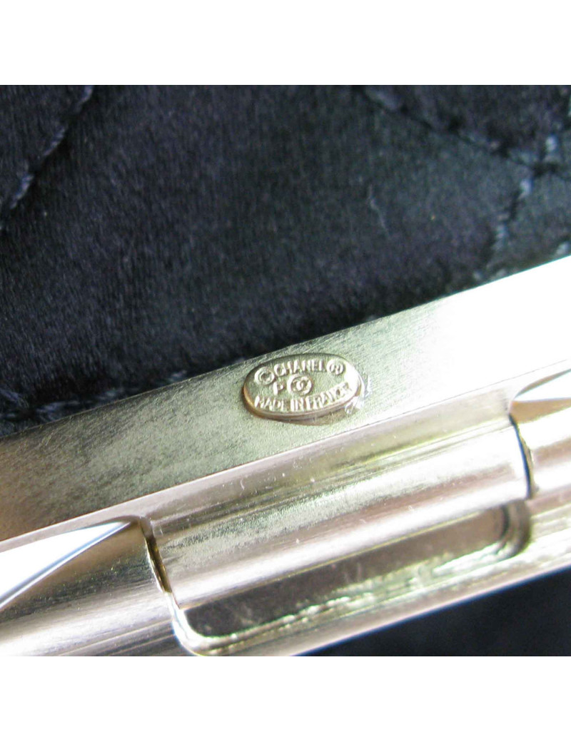 Manchette CHANEL en métal doré , CC, perles et résine or pailletée