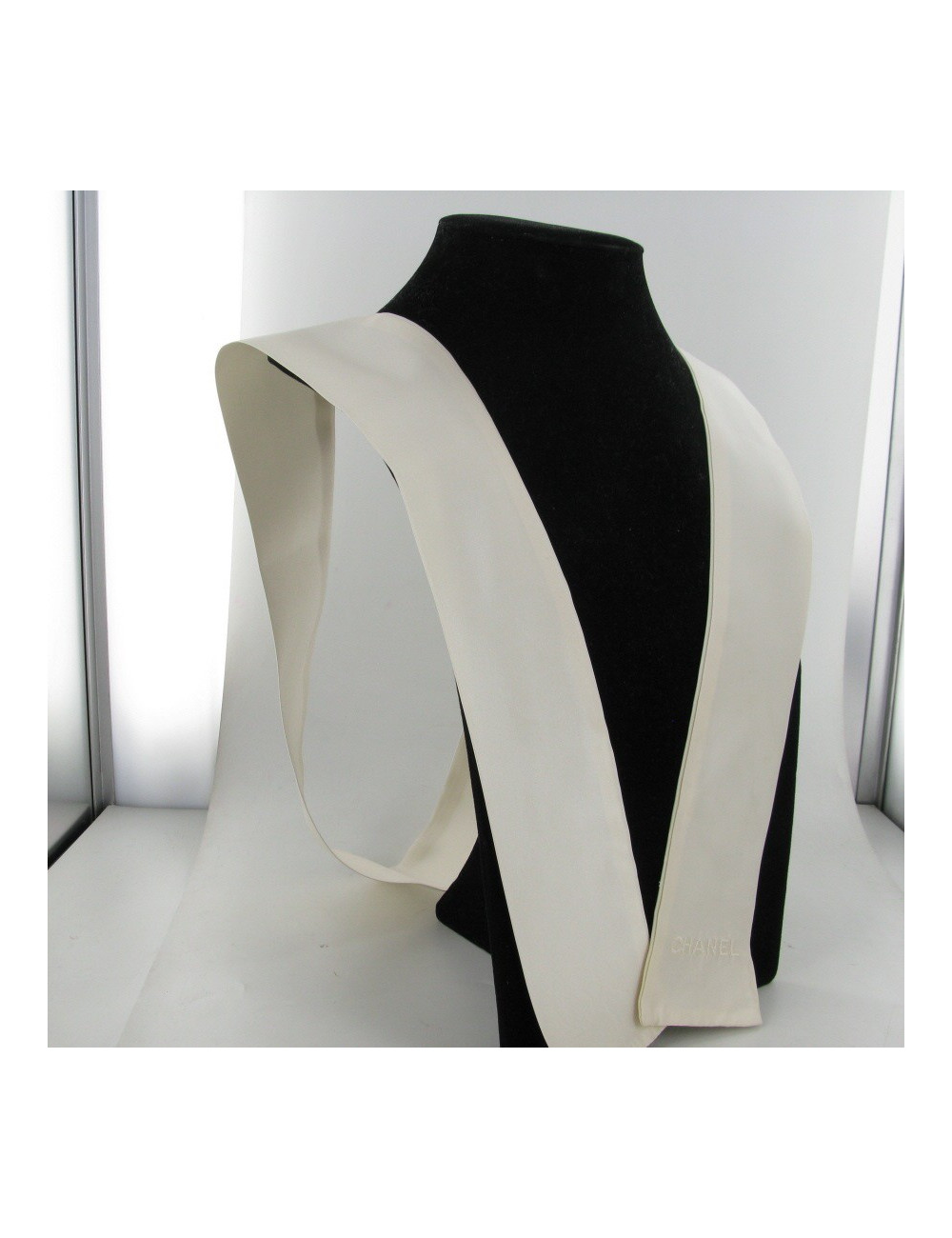 Gavroche CHANEL en soie couleur crème