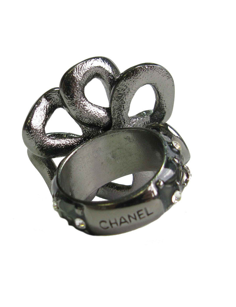 Bague fleur CHANEL T54 en résine vert très foncé,  perle nacrée et strass