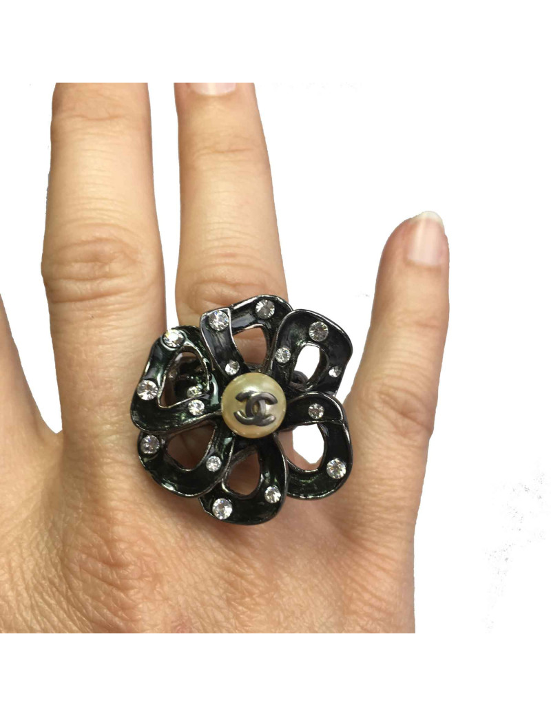 Bague fleur CHANEL T54 en résine vert très foncé,  perle nacrée et strass