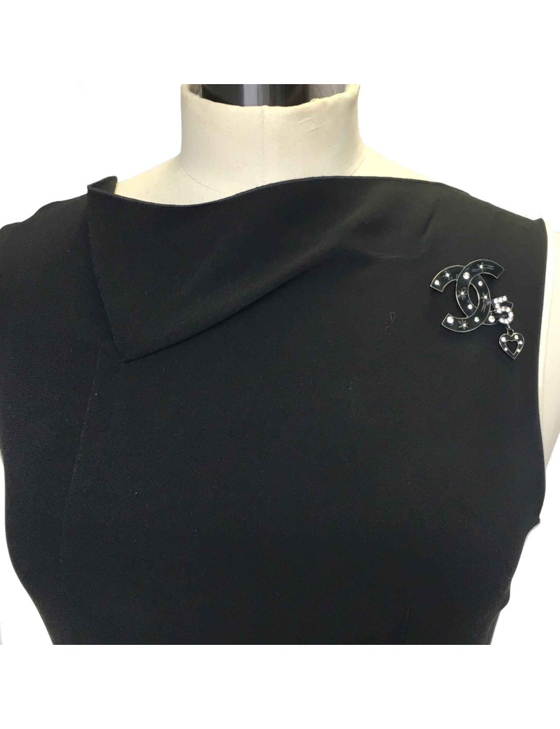 Broche CHANEL CC n° 5 émaillée noire
