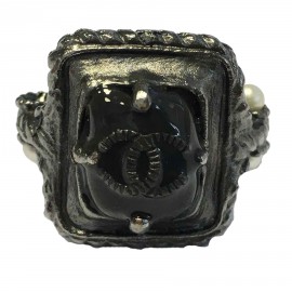  CHANEL ring in ruthénium, black resin and pearls Size 52FR