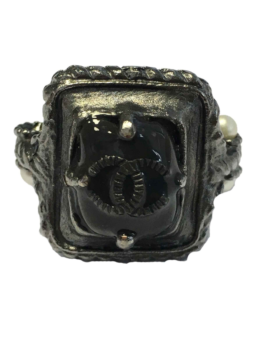  CHANEL ring in ruthénium, black resin and pearls Size 52FR