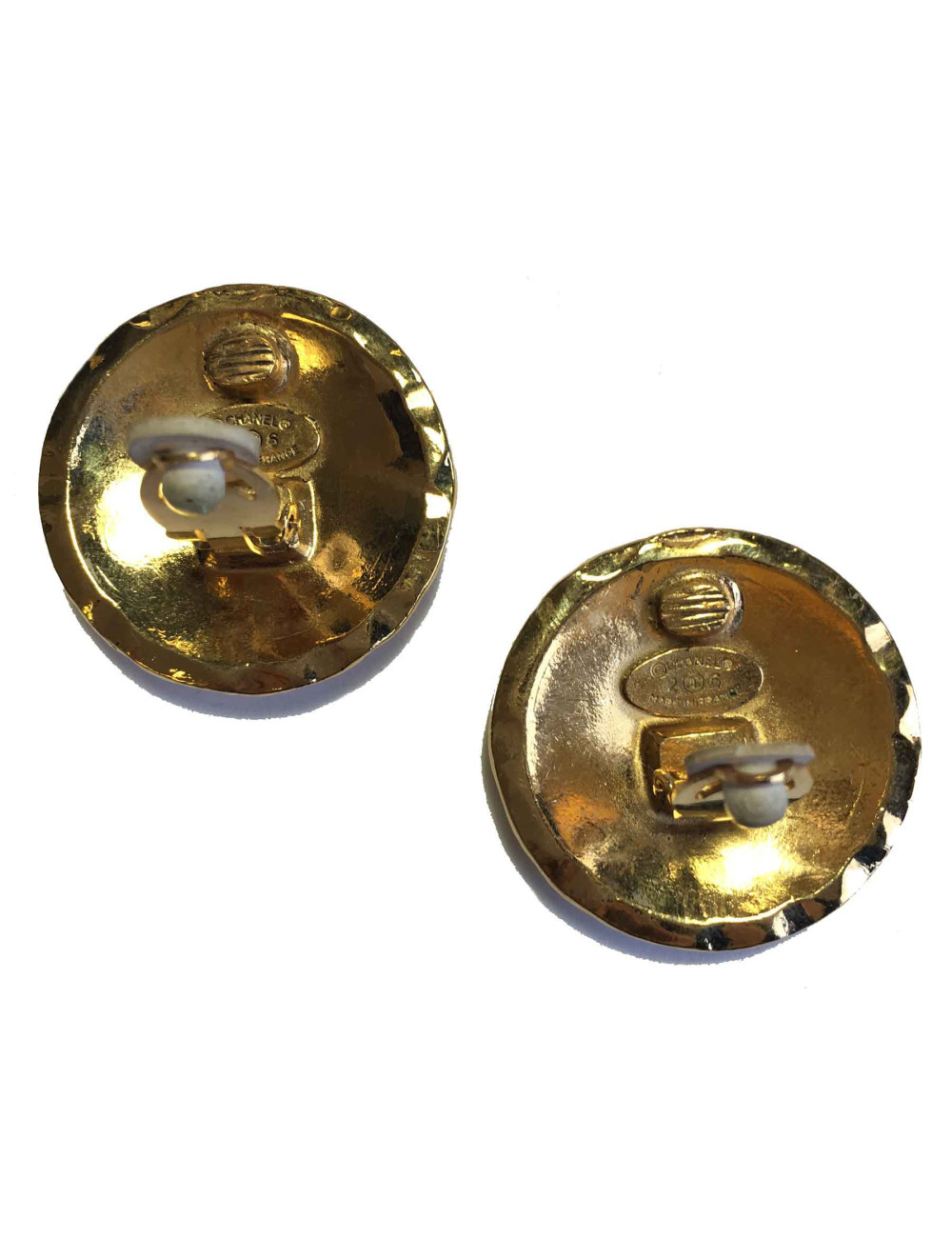 Boucles d'oreille clips CHANEL rondes en métal doré matelassé