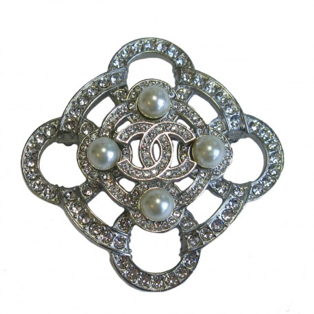 Broche CHANEL en métal argenté, perles nacrées et strass
