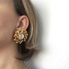 Boucles d'oreille clips CHANEL martelées et perles nacrées Couture
