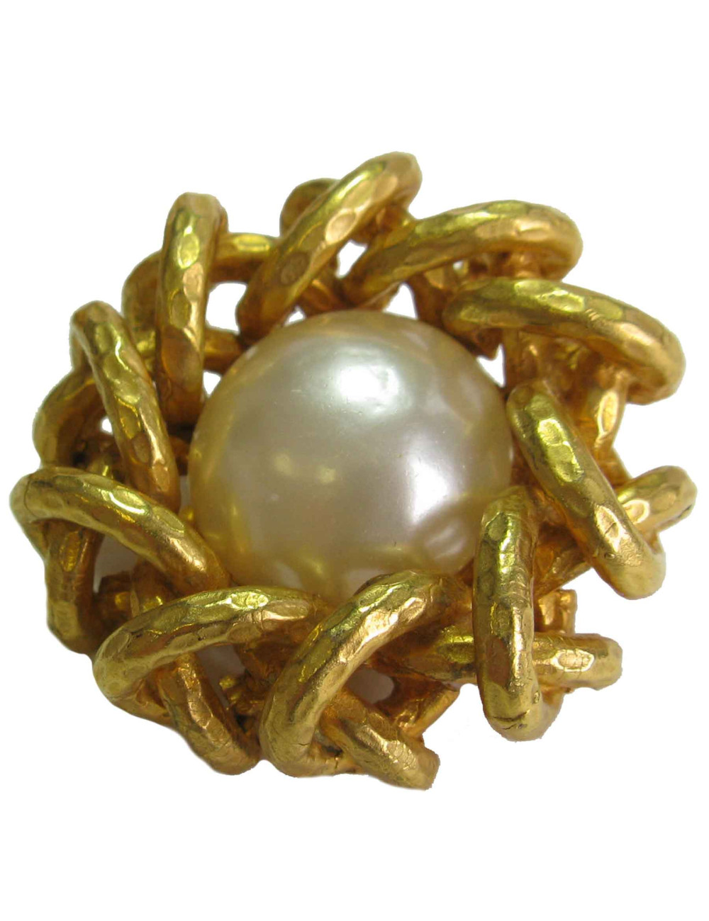 Boucles d'oreille clips CHANEL martelées et perles nacrées Couture