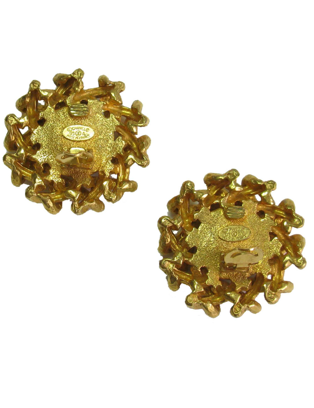 Boucles d'oreille clips CHANEL martelées et perles nacrées Couture