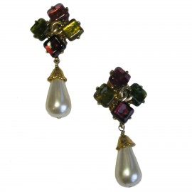 Boucles d'oreille clips CHANEL Vintage pierres fantaisie et perle nacrée