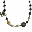 Collier CHANEL en perles nacrées, noires, CC et médaille