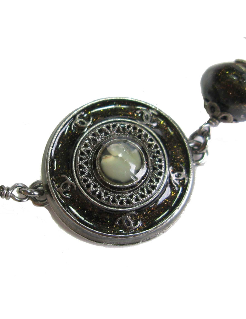 Collier CHANEL en perles nacrées, noires, CC et médaille