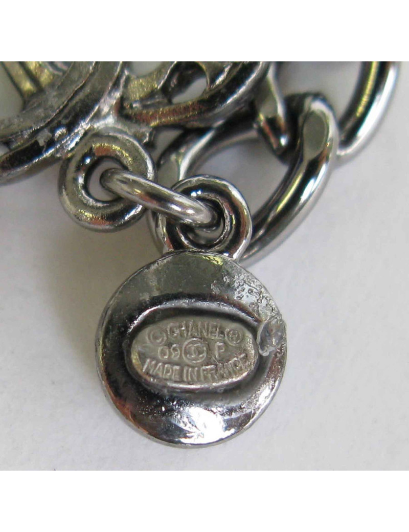 Collier CHANEL en perles nacrées, noires, CC et médaille