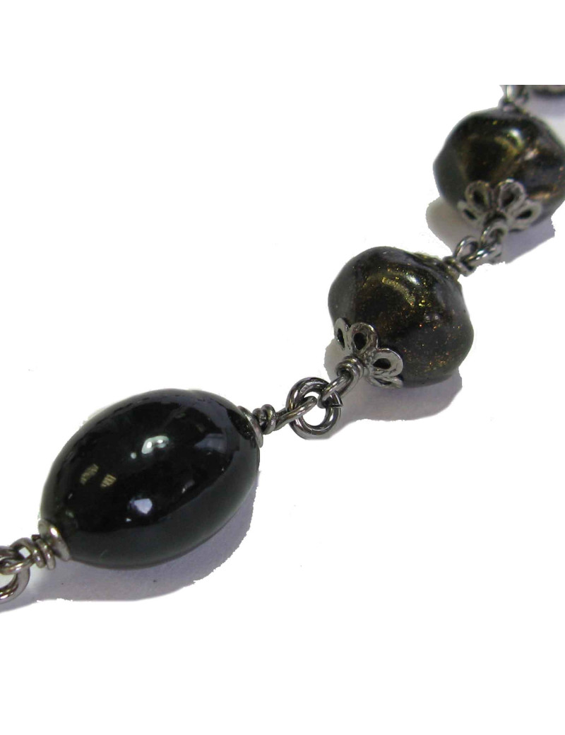 Collier CHANEL en perles nacrées, noires, CC et médaille