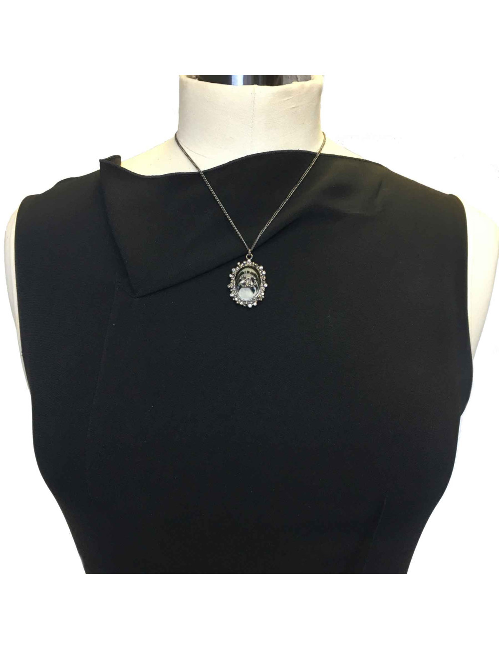 Collier CHANEL en métal argenté et plume