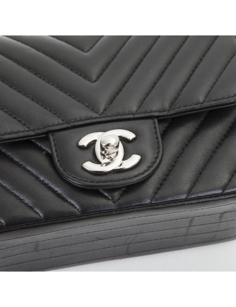 Mini sac CHANEL cuir d'agneau lisse matelassé noir