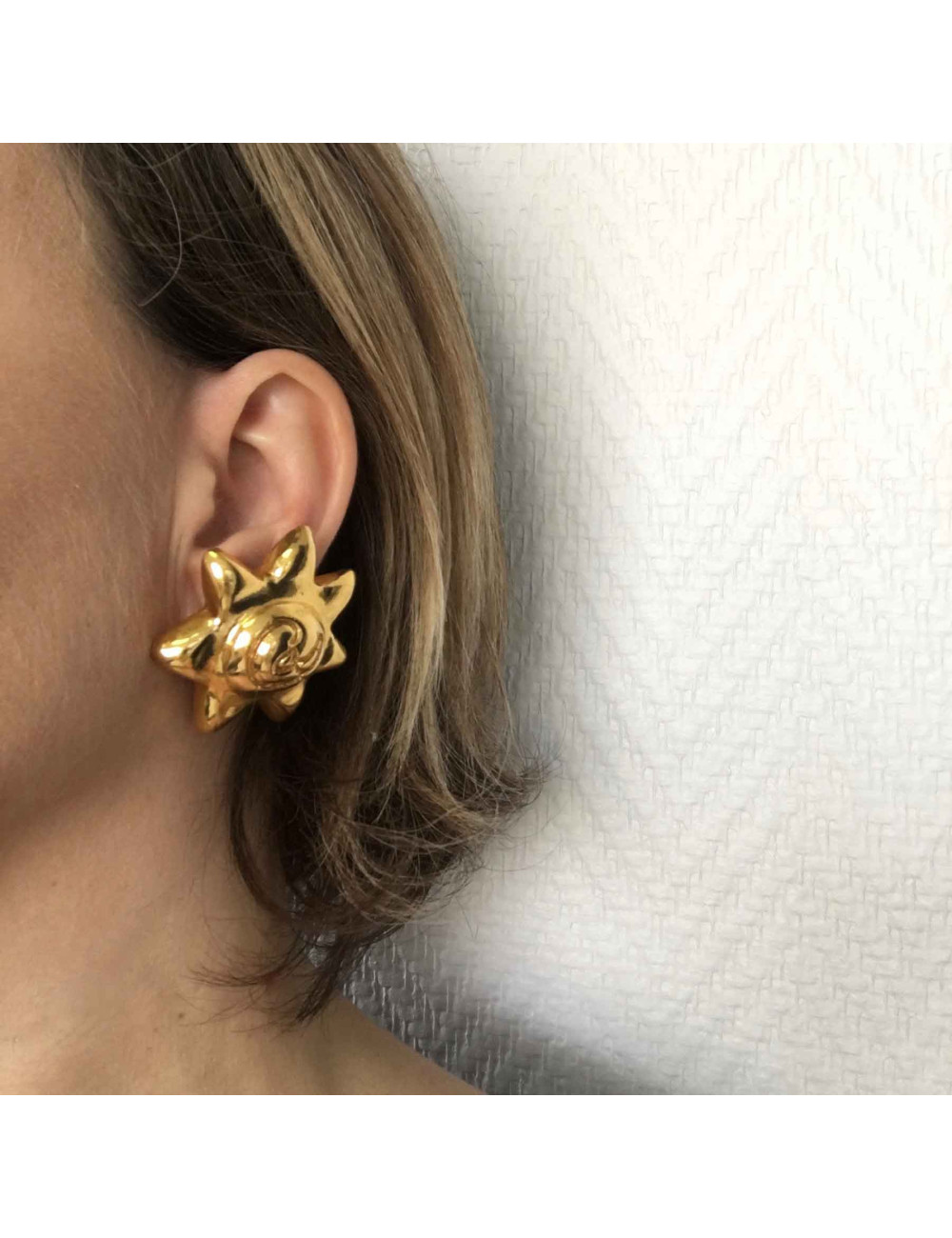 Boucles d'oreille clips CHRISTIAN LACROIX étoile en métal doré Vintage
