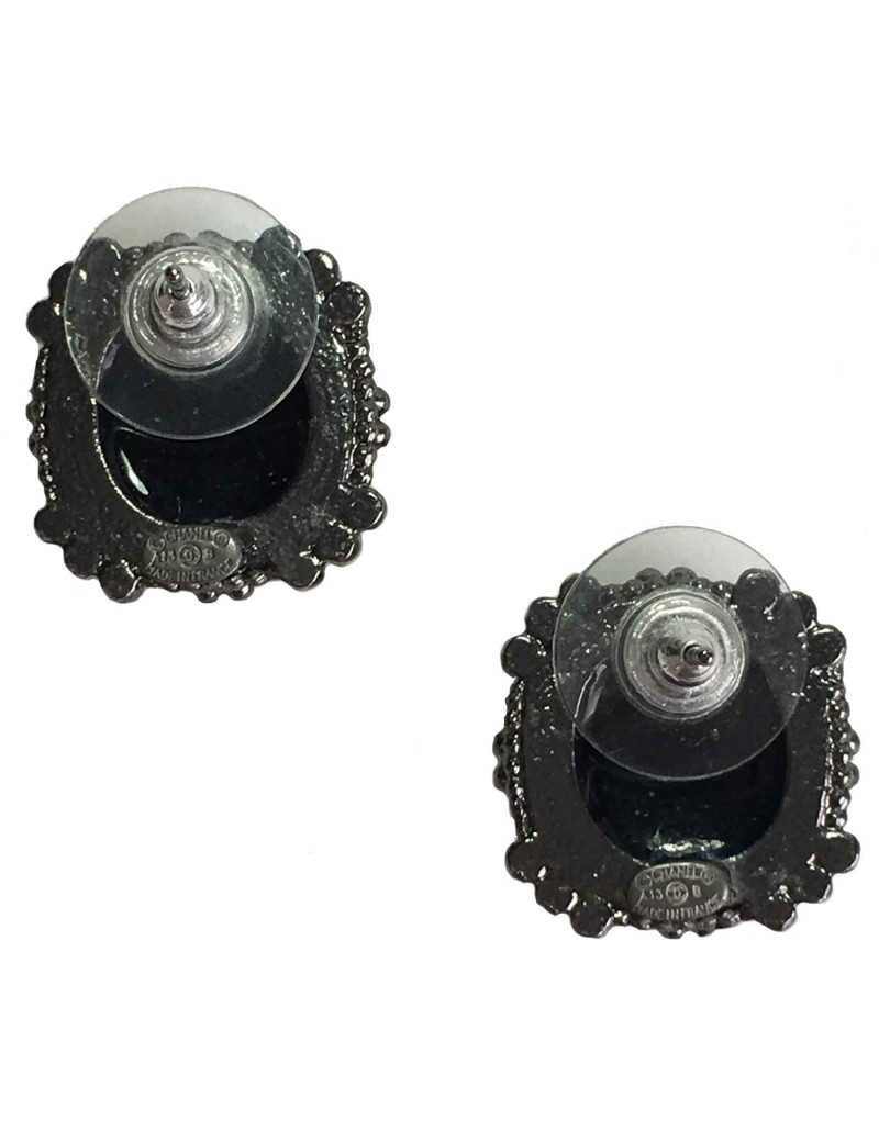 Boucles d'oreille clous CHANEL en ruthénium et résine noire
