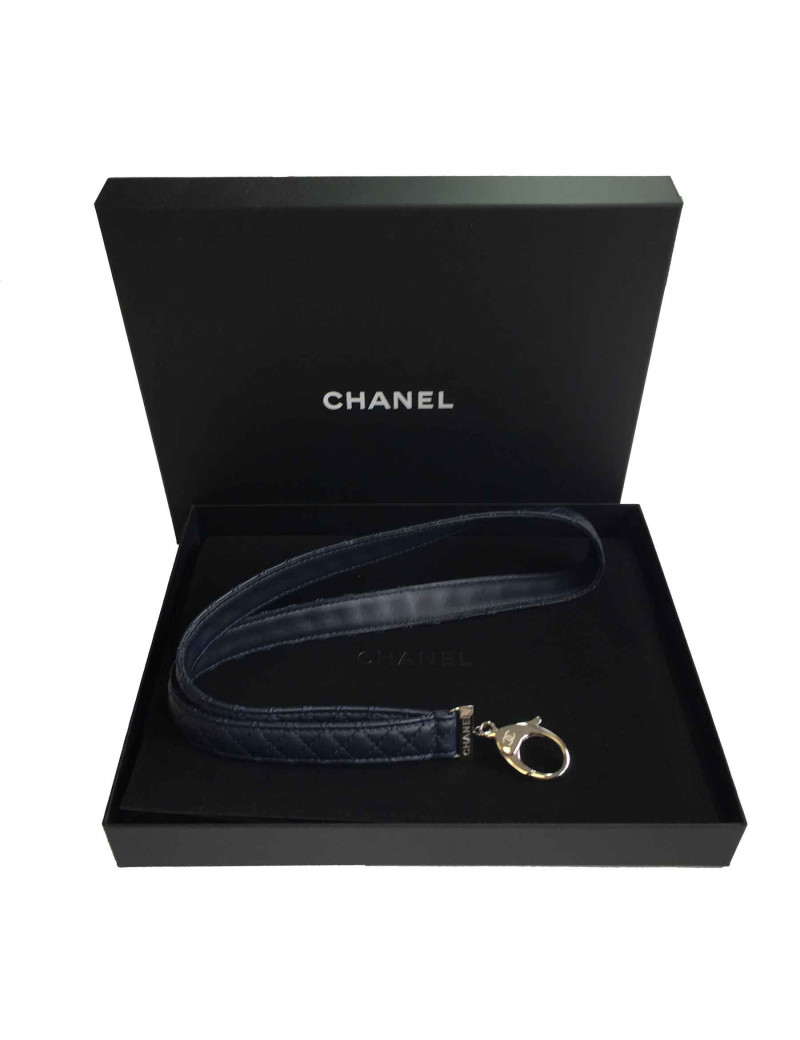 Porte-clefs CHANEL en cuir matelassé bleu marine