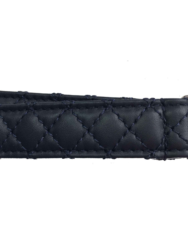 Porte-clefs CHANEL en cuir matelassé bleu marine