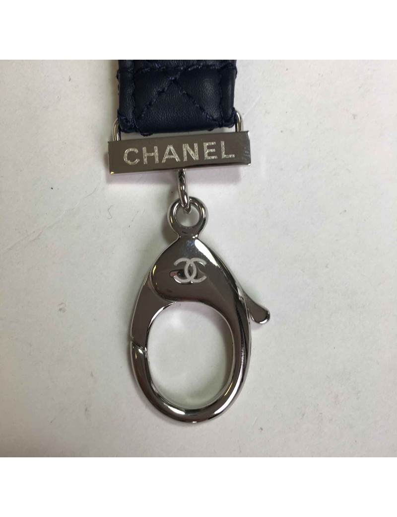 Porte-clefs CHANEL en cuir matelassé bleu marine