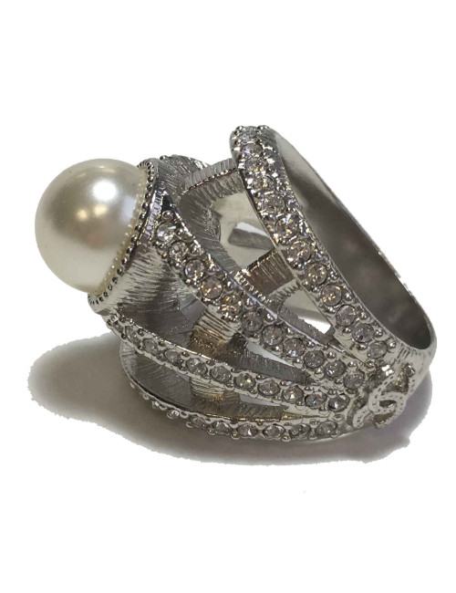 Bague CHANEL "joaillerie" T54 en métal argenté, perle nacrée et strass