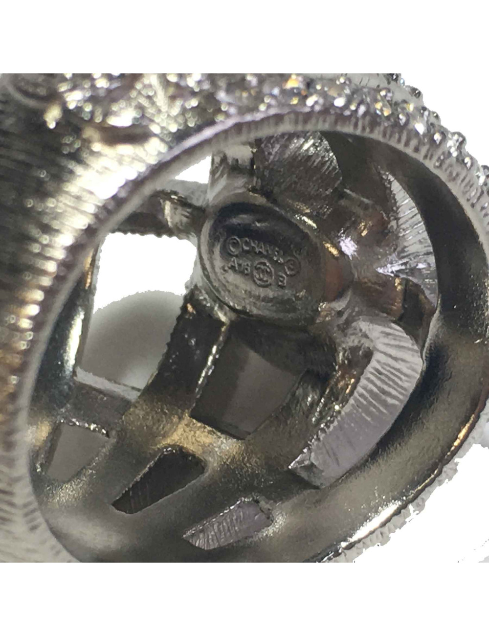 Bague CHANEL "joaillerie" T54 en métal argenté, perle nacrée et strass