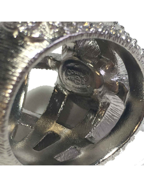 Bague CHANEL "joaillerie" T54 en métal argenté, perle nacrée et strass