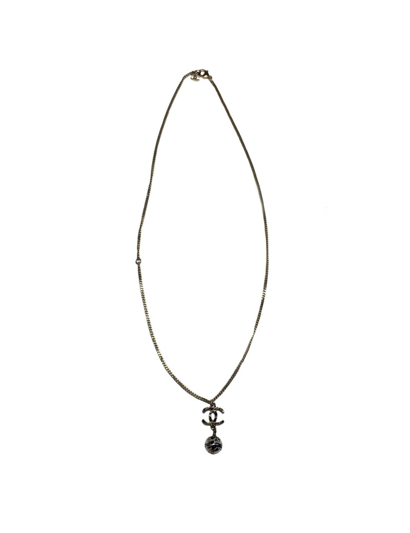 Collier CHANEL pendentif CC et perle nacrée en métal doré