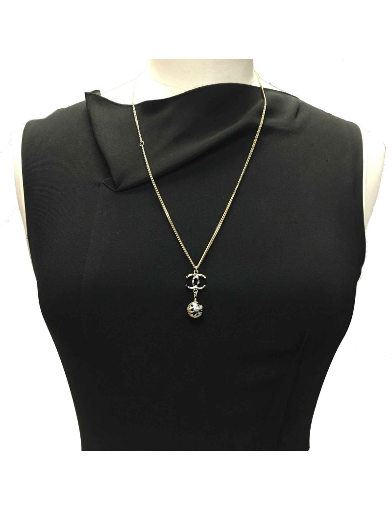 Collier CHANEL pendentif CC et perle nacrée en métal doré