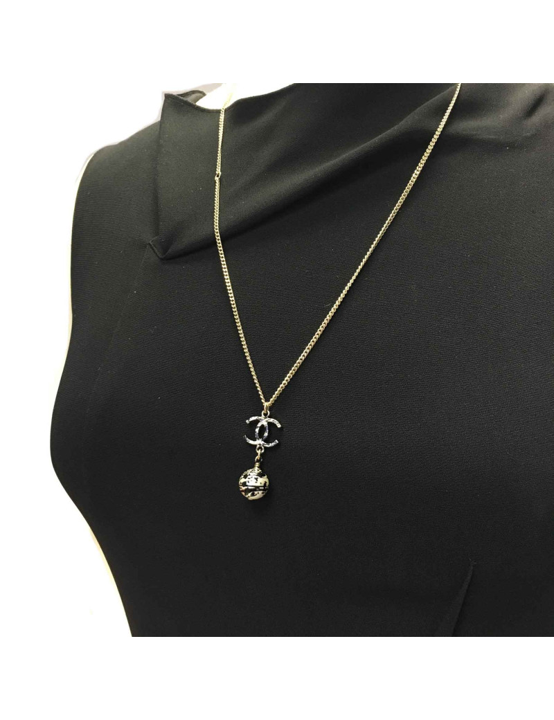 Collier CHANEL pendentif CC et perle nacrée en métal doré