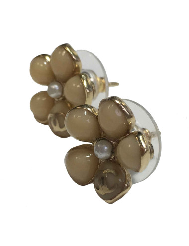 Boucles d'oreille clous CHANEL fleurettes en métal doré et résine beige 2