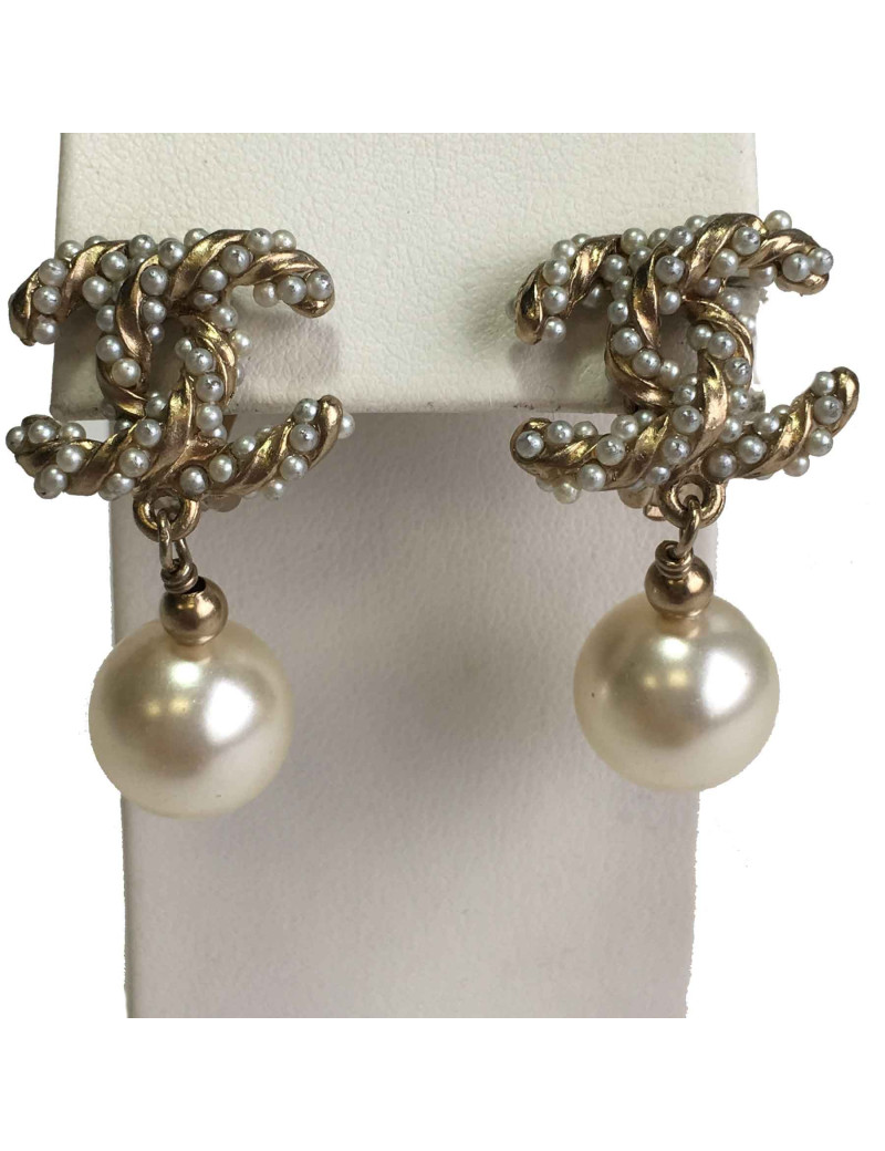 Boucles d'oreille clips CHANEL CC en perles nacrées et perle nacrée pendante