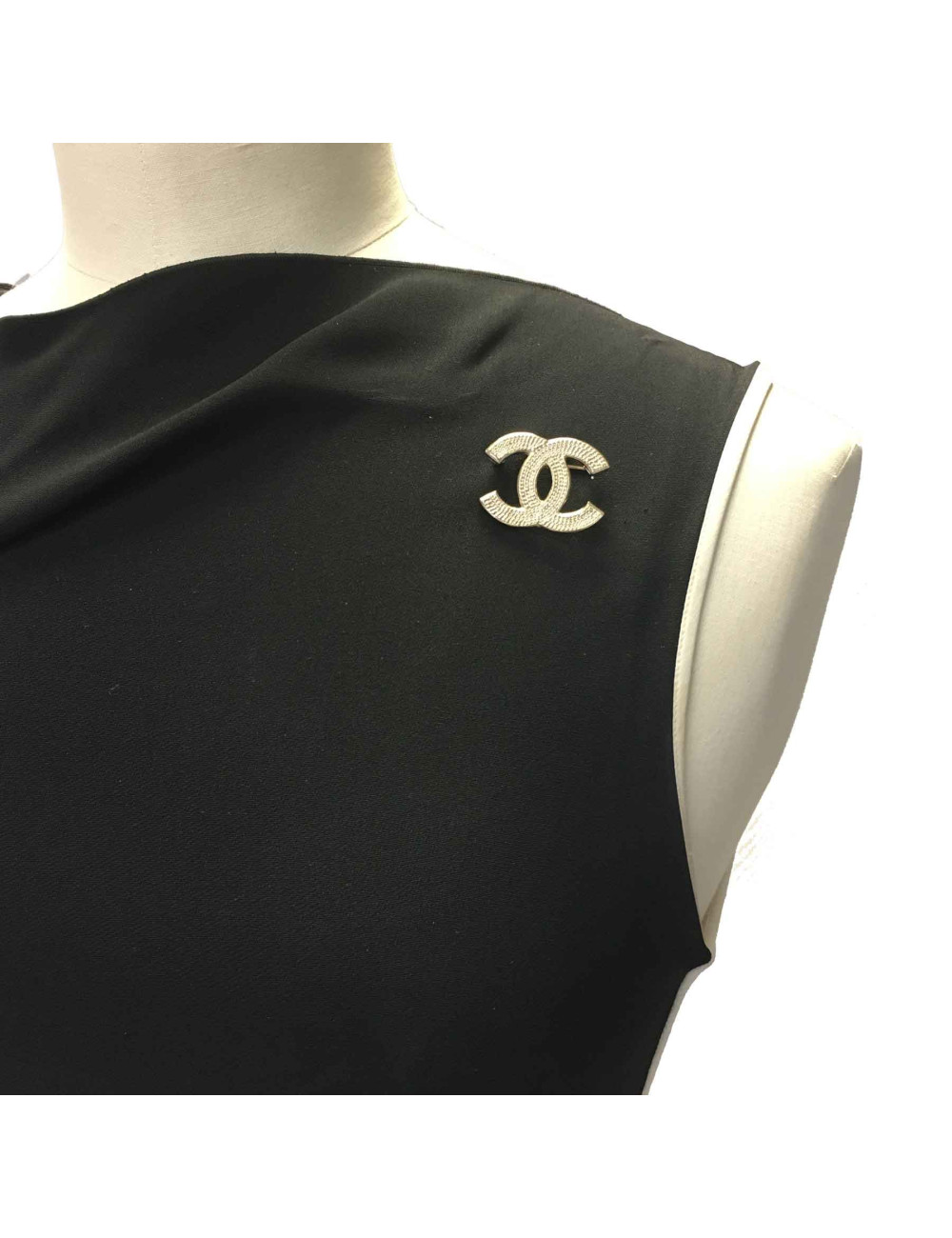 Broche CC CHANEL en métal doré