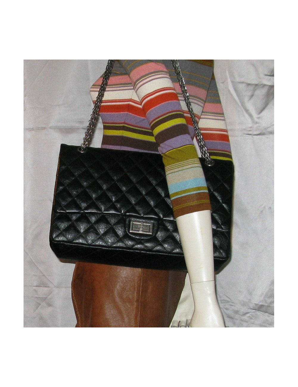 Maxi 2 55 CHANEL en cuir vieilli matelassé noir