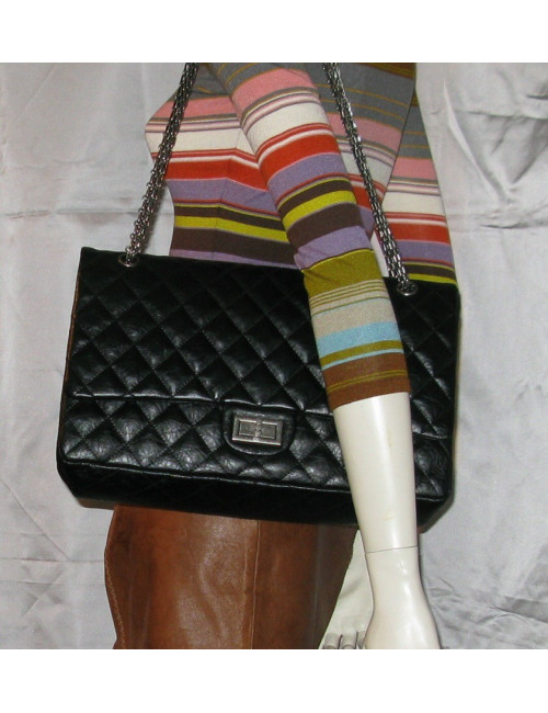 Maxi 2 55 CHANEL en cuir vieilli matelassé noir