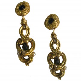 Boucles d'oreille clips CLAIRE DEVE en résine dorée, pierre facettée et perles nacrées Vintage