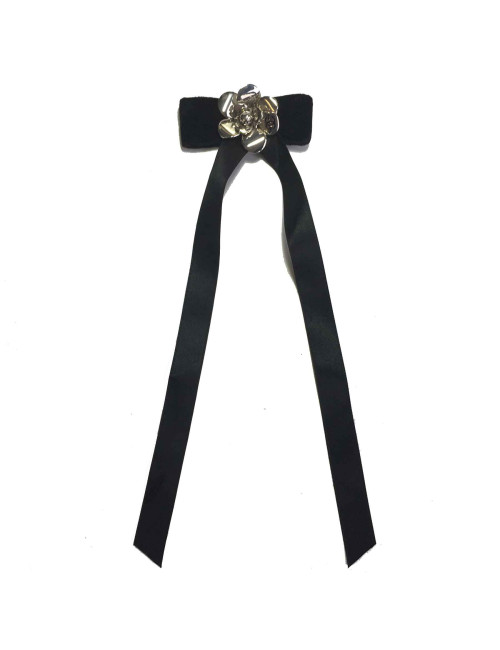 Broche Noeud CHANEL en satin de soie noire et camélia en métal argenté