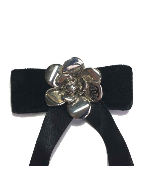 Broche Noeud CHANEL en satin de soie noire et camélia en métal argenté