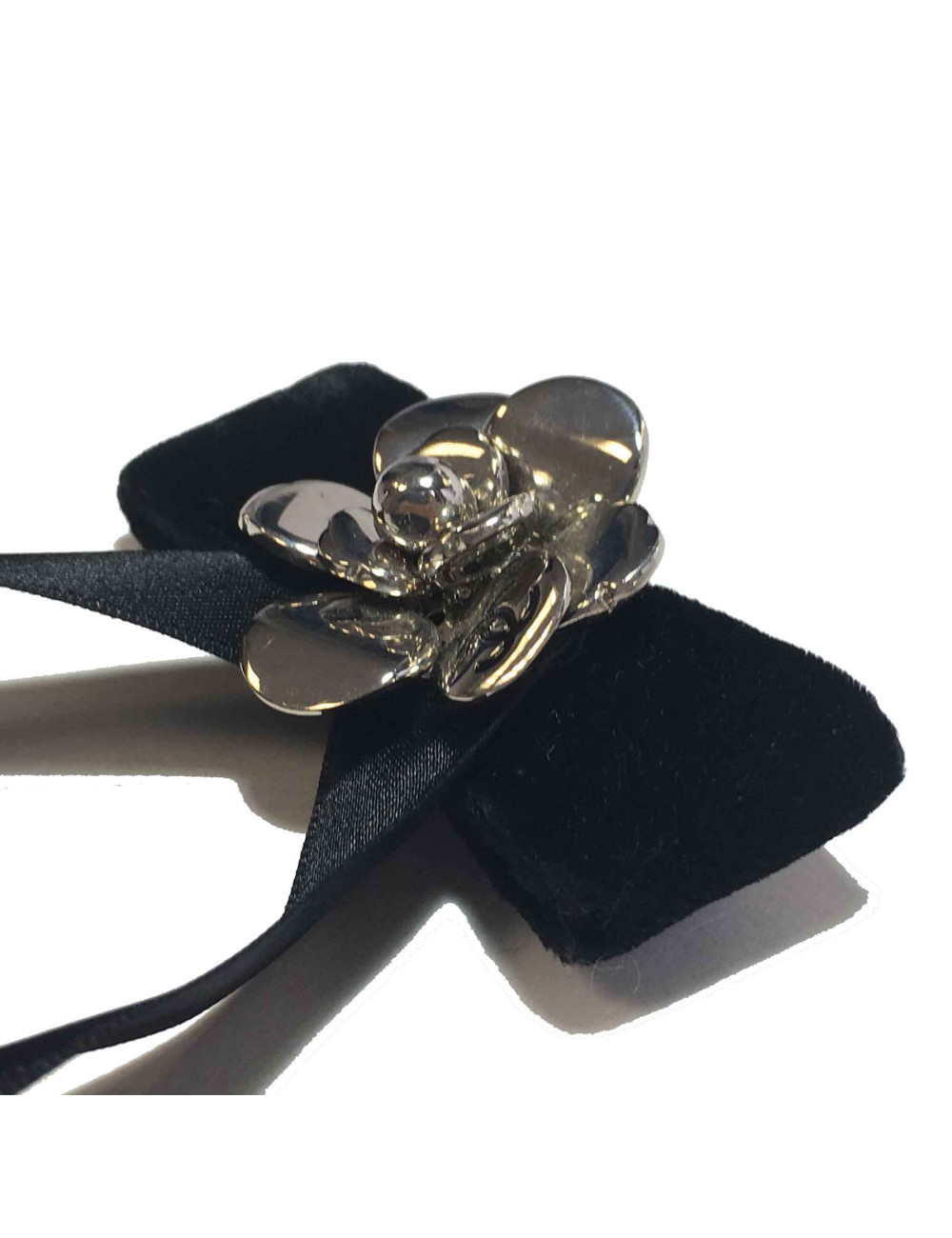 Broche Noeud CHANEL en satin de soie noire et camélia en métal argenté