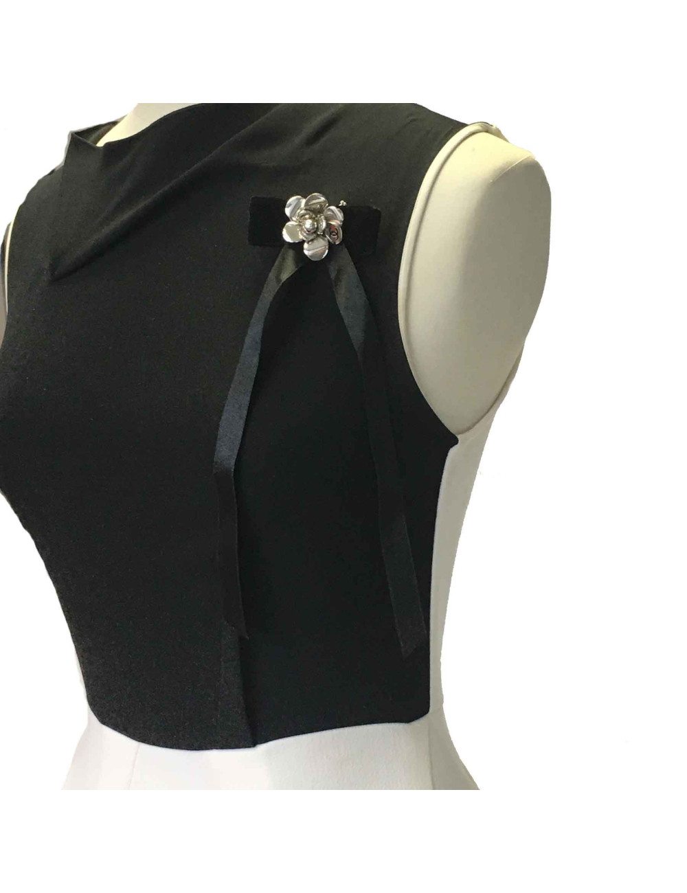 Broche Noeud CHANEL en satin de soie noire et camélia en métal argenté