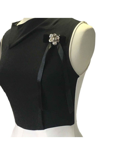 Broche Noeud CHANEL en satin de soie noire et camélia en métal argenté