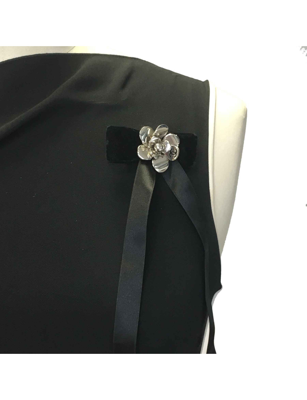 Broche Noeud CHANEL en satin de soie noire et camélia en métal argenté