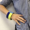 Bracelet manchette HERMES en bois laqué bleu et jaune